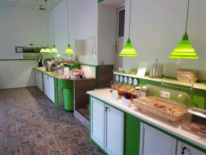 kuchnia z zielonymi i białymi blatami i światłami w obiekcie Hotel/Pension Rast& Ruh w mieście Zodel