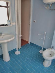 RotondiにあるCasa vacanza al borgoの青いバスルーム(洗面台、トイレ付)