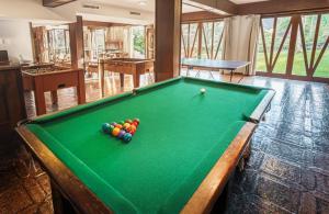 una mesa de billar con pelotas en una habitación en Bavaria Sport Hotel en Gramado