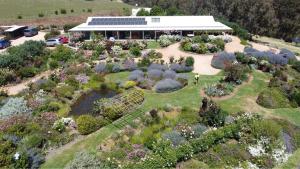 Un jardín fuera de River Gardens Axedale Pet Friendly Farmstay B&B
