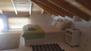 Schlafzimmer mit einem Bett und einem Fenster in der Unterkunft Eleonas Studios in Poros