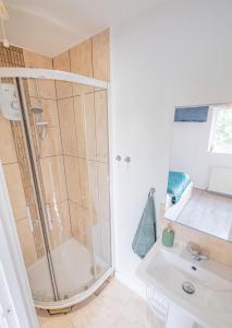 a bathroom with a shower and a sink at Forest Work & Relax Accommodation in Overstone