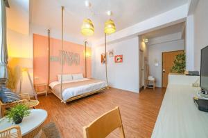 una stanza con un letto, un tavolo e delle sedie di 輕森嶼 a Tainan