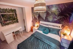 Un dormitorio con una cama y una pared con plantas. en Forest Work & Relax Accommodation en Overstone