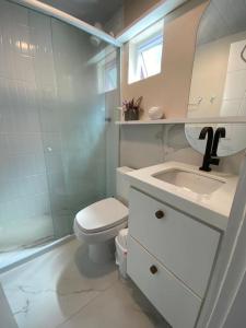 a bathroom with a toilet and a sink and a shower at Apartamento Atlântico in Fortaleza