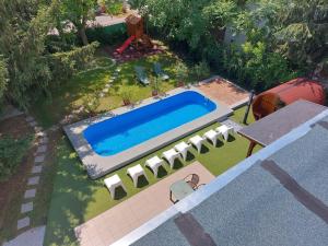 una vista aérea de una piscina en un patio en Anonymus Vendégház, en Siófok