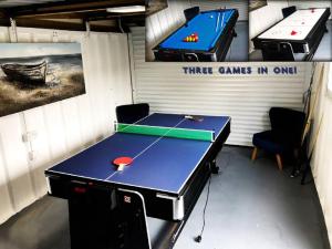 a ping pong room with a ping pong table at Lovely, Cosy Beachside Cottage 1 - Perfect Location in Llandudno