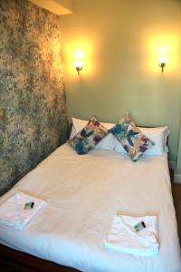 A bed or beds in a room at Homey Apt in King's cross