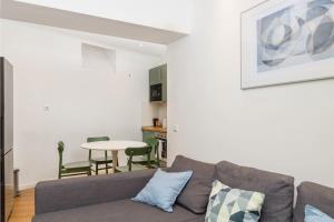een woonkamer met een bank en een tafel bij Ola Lisbon - Alfama III in Lissabon
