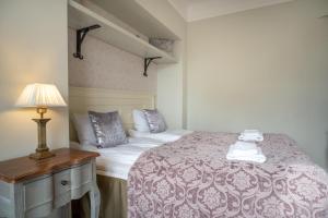 Postel nebo postele na pokoji v ubytování Dream Stay - Historical 3-Bedroom Apartment with Sauna & Fireplace