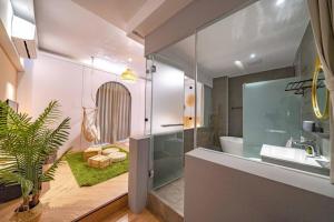 un bagno con doccia, lavandino e WC di 輕森嶼 a Tainan
