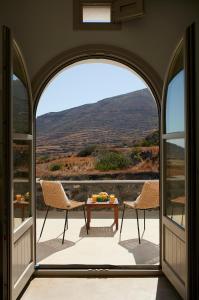 una vista dal balcone di una casa con tavolo e sedie di Danae Suites Santorini a Oia