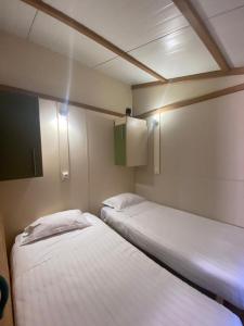 Uma cama ou camas num quarto em Coimbra Camping & Bungalows