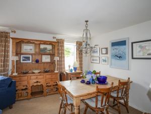 une salle à manger avec une table et des chaises en bois dans l'établissement Llwyn Gwalch, à Pwllheli