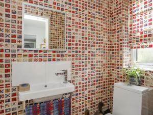 une salle de bain avec un lavabo et un miroir dans l'établissement Llwyn Gwalch, à Pwllheli