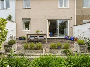 un jardin en face d'une maison ornée de plantes dans l'établissement Llwyn Gwalch, à Pwllheli