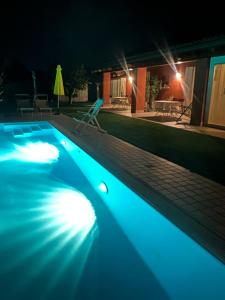 Bazén v ubytování B&B casa Belvedere nebo v jeho okolí