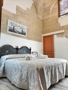 ein Schlafzimmer mit einem großen Bett und einer Holzdecke in der Unterkunft La tegola in Lecce