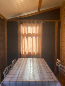 uma grande mesa num quarto com uma janela em Coimbra Camping & Bungalows em Coimbra