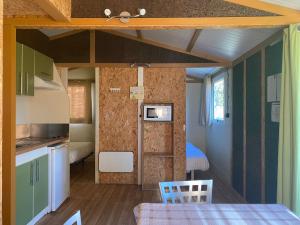 a tiny house with a kitchen and a bedroom at Coimbra Camping & Bungalows in Coimbra