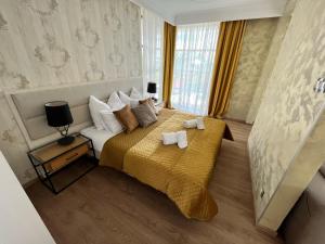 um quarto com uma cama com duas toalhas em Hotel Kristoff em Łaszków