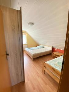Un pat sau paturi într-o cameră la Haus Zeesenboot