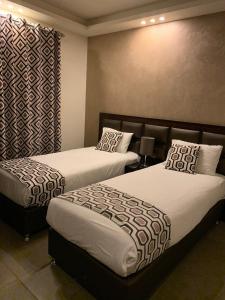 Een bed of bedden in een kamer bij Shams Alweibdeh Hotel Apartments