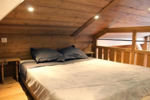 a bedroom with a bed in a wooden room at Chalet La Plagne Montalbert Pied des Pistes in Aime-La Plagne