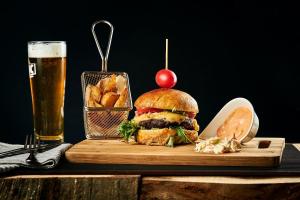 ein Sandwich mit einer Kirsche und ein Glas Bier. in der Unterkunft Motel Select in Satu Mare