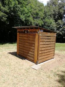 una casa exterior de madera en medio de un campo en tente insolite 1 à 5 personnes, en Plouray