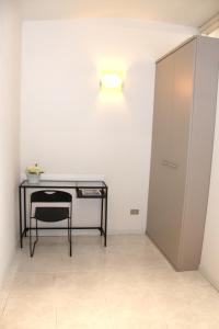 una mesa y una silla en una habitación en Terrazze Fiorite, en Bérgamo