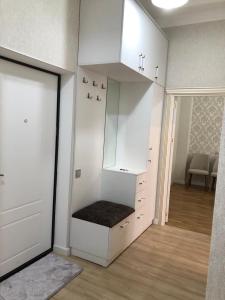 a room with a closet with a bench in it at Sumgait Boulevard in Sumqayıt