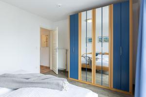 シャルボイツにあるHanseaten Residenz App 19のベッドルーム(鏡、ベッド付)