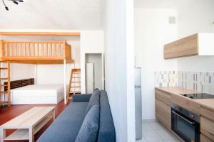 Poschodová posteľ alebo postele v izbe v ubytovaní Nice Studio Near The Beach Of The Catalans!