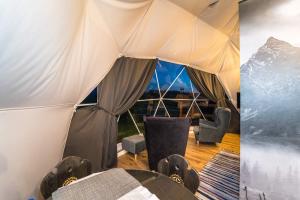 Posezení v ubytování Glamping Pasieka Namiot Glamp Bukowina Tatrzańska - domki w górach