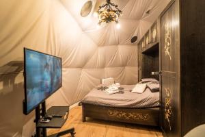 Postel nebo postele na pokoji v ubytování Glamping Pasieka Namiot Glamp Bukowina Tatrzańska - domki w górach