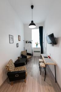 een woonkamer met een bank en een tafel bij King Seventeen Homes in Boedapest
