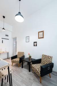 een woonkamer met 2 stoelen en een tafel bij King Seventeen Homes in Boedapest