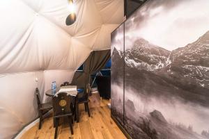 Posezení v ubytování Glamping Pasieka Namiot Glamp Bukowina Tatrzańska - domki w górach