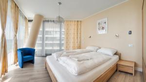 Posteľ alebo postele v izbe v ubytovaní Prywatne Apartamenty Sun & Snow w Wave z basenem