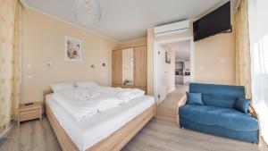 Posteľ alebo postele v izbe v ubytovaní Prywatne Apartamenty Sun & Snow w Wave z basenem