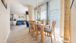 Posedenie v ubytovaní Prywatne Apartamenty Sun & Snow w Wave z basenem