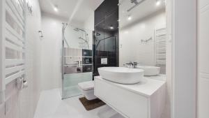 Kúpeľňa v ubytovaní Prywatne Apartamenty Sun & Snow w Wave z basenem