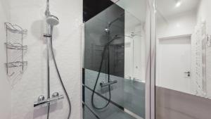 Kúpeľňa v ubytovaní Prywatne Apartamenty Sun & Snow w Wave z basenem