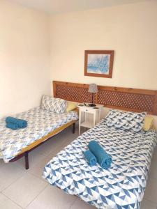 sypialnia z 2 łóżkami i niebieskimi poduszkami w obiekcie Irene Apartment w Puerto del Carmen +15 zdjęć