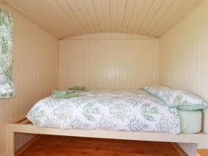 a small bedroom with a bed in a room at Westering Sun in Bude