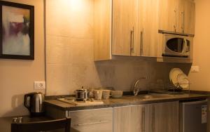 Kuhinja ili čajna kuhinja u objektu Shams Alweibdeh Hotel Apartments