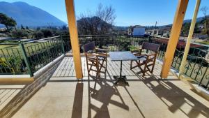 d'une table et de chaises sur un balcon avec vue. dans l'établissement Ioannis - Zimmer mit Zugang zu Terrasse, à Gavrolímni
