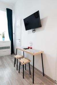 Televízia a/alebo spoločenská miestnosť v ubytovaní King Seventeen Homes
