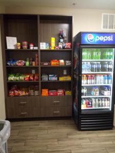 una tienda con una nevera de refrescos en una habitación en Sleep Inn & Suites, en Wisconsin Rapids